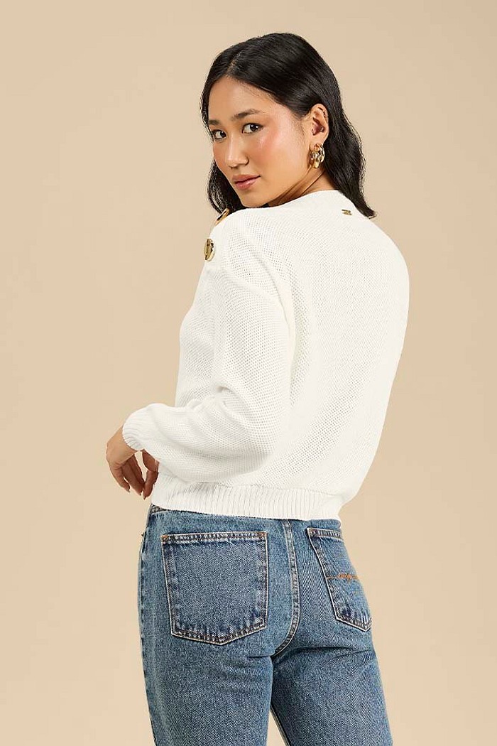 Blusa manga longa em tricot botão decorativo