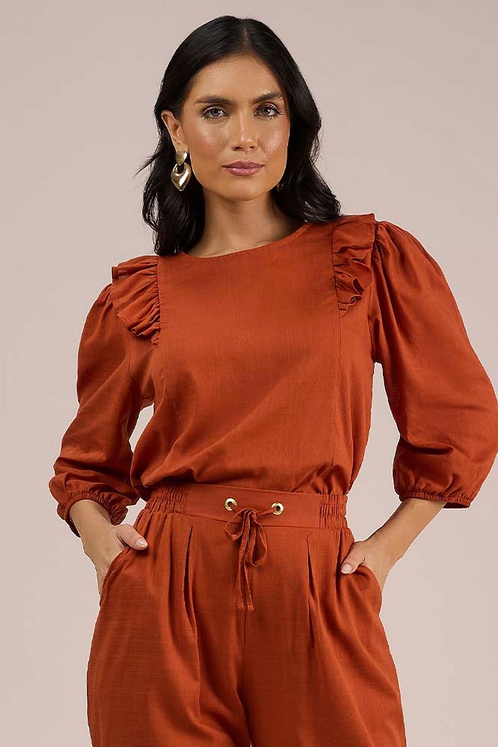 Blusa cropped babados em tecido cambraia de algodão