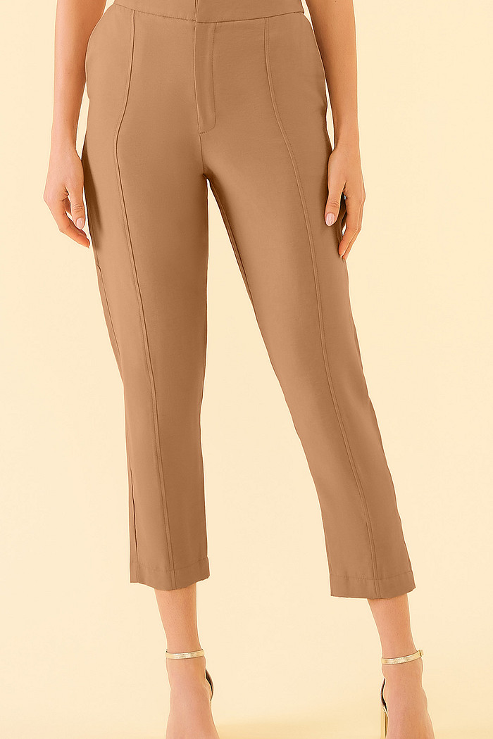 Calça com fecho e bolso em alfaiataria