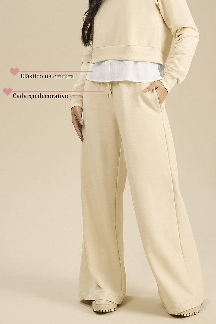 Calça em moletom com bolso, elástico e cadarço decorativo