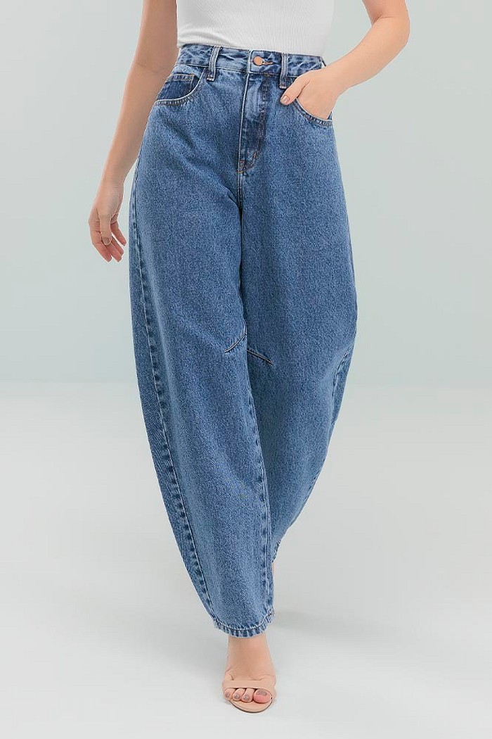 Calça barrel com bordado e bolso jeans