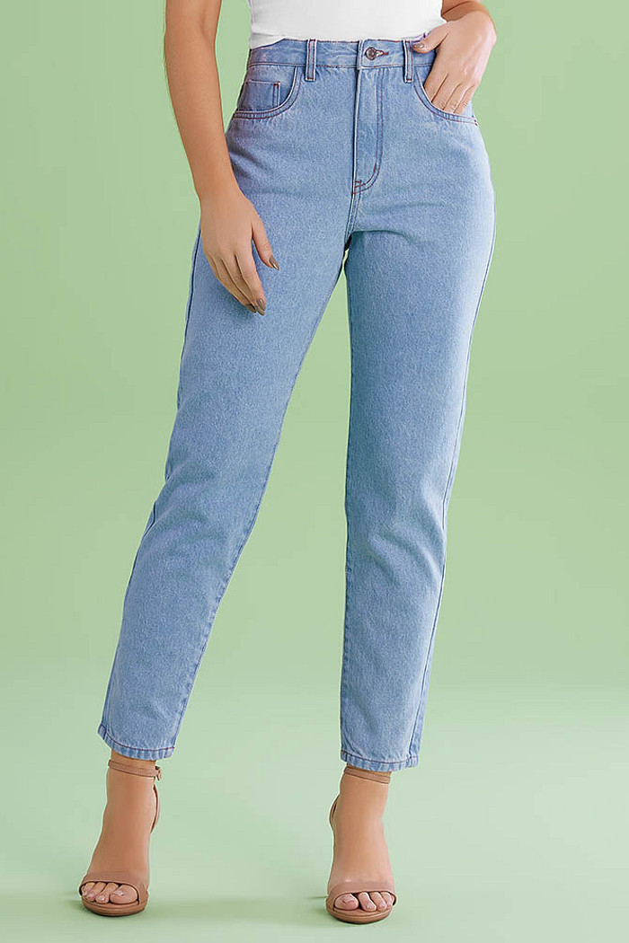 Calça mom em jeans