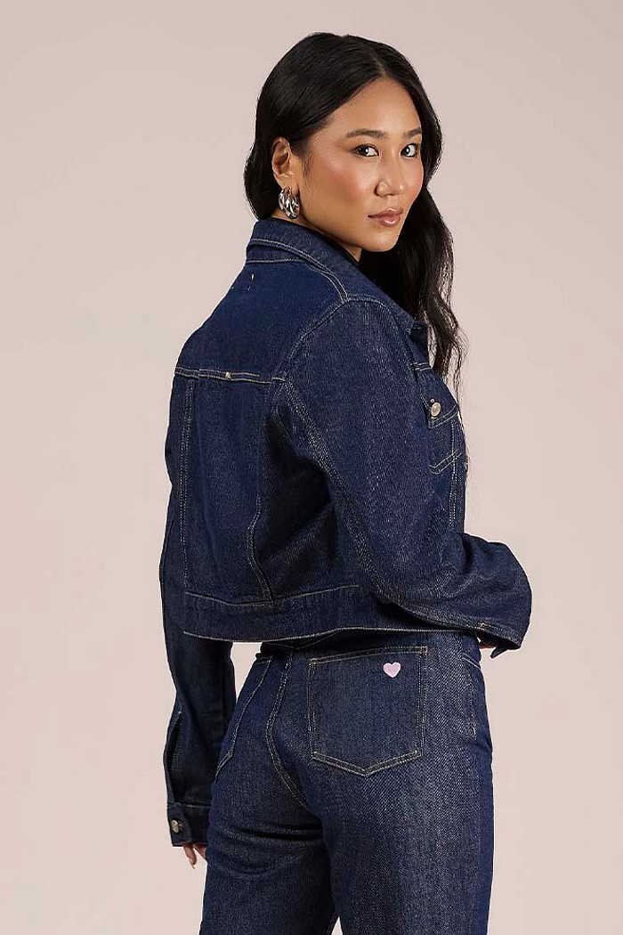 Jaqueta em jeans com lapela decorativa