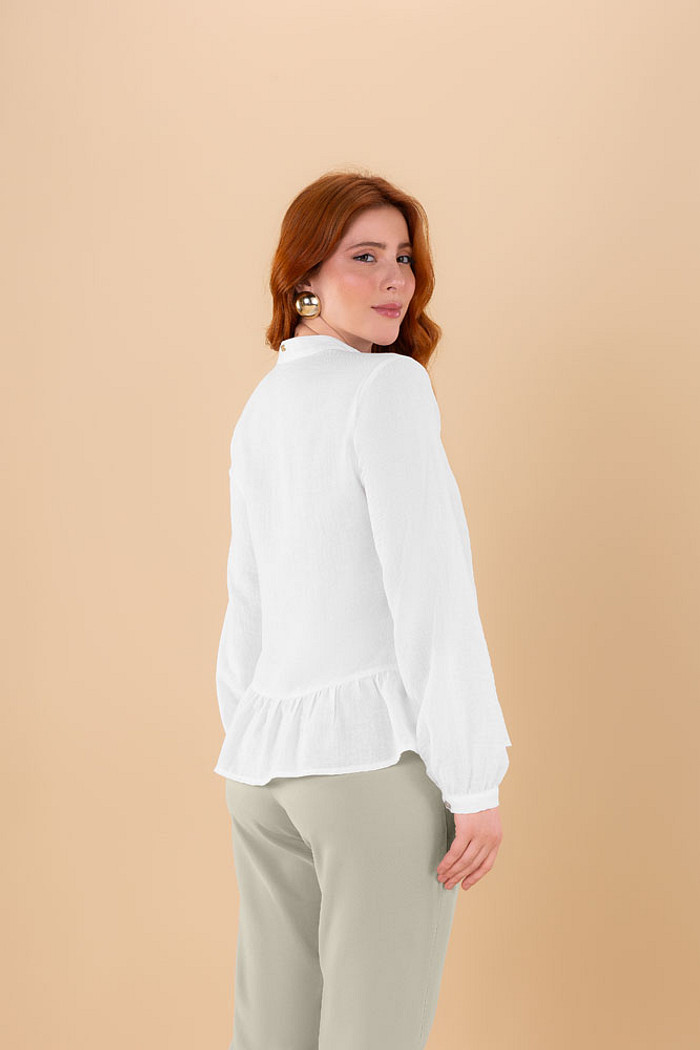 Camisa com babado em tecido gaze