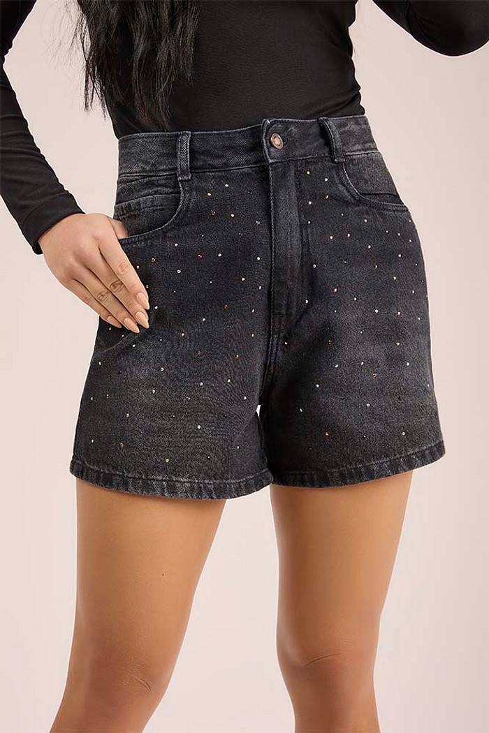 Short mom em jeans com aplique de strass