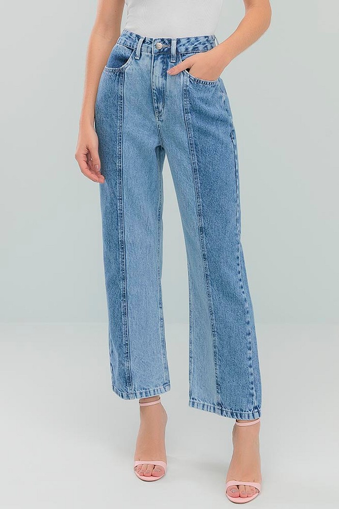 Calça reta recortes em jeans