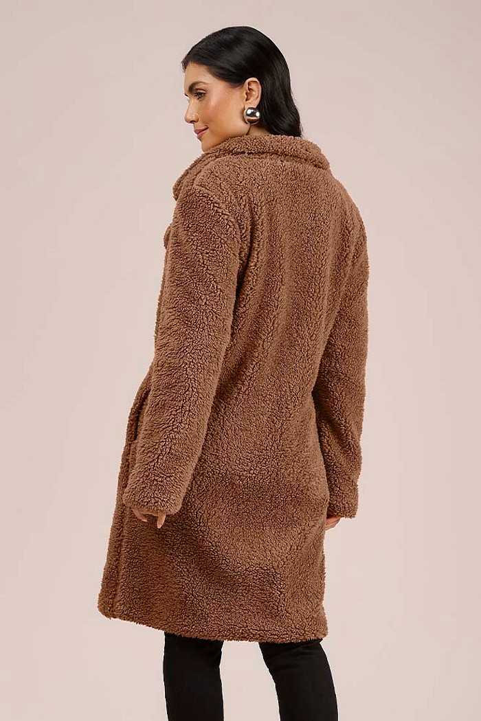 Casaco longo teddy em tecido sherpa com forro