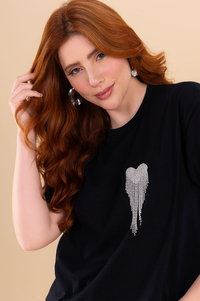 T-Shirt aplique strass coração em meia malha