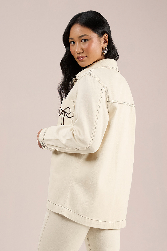 Camisa em white denim laço