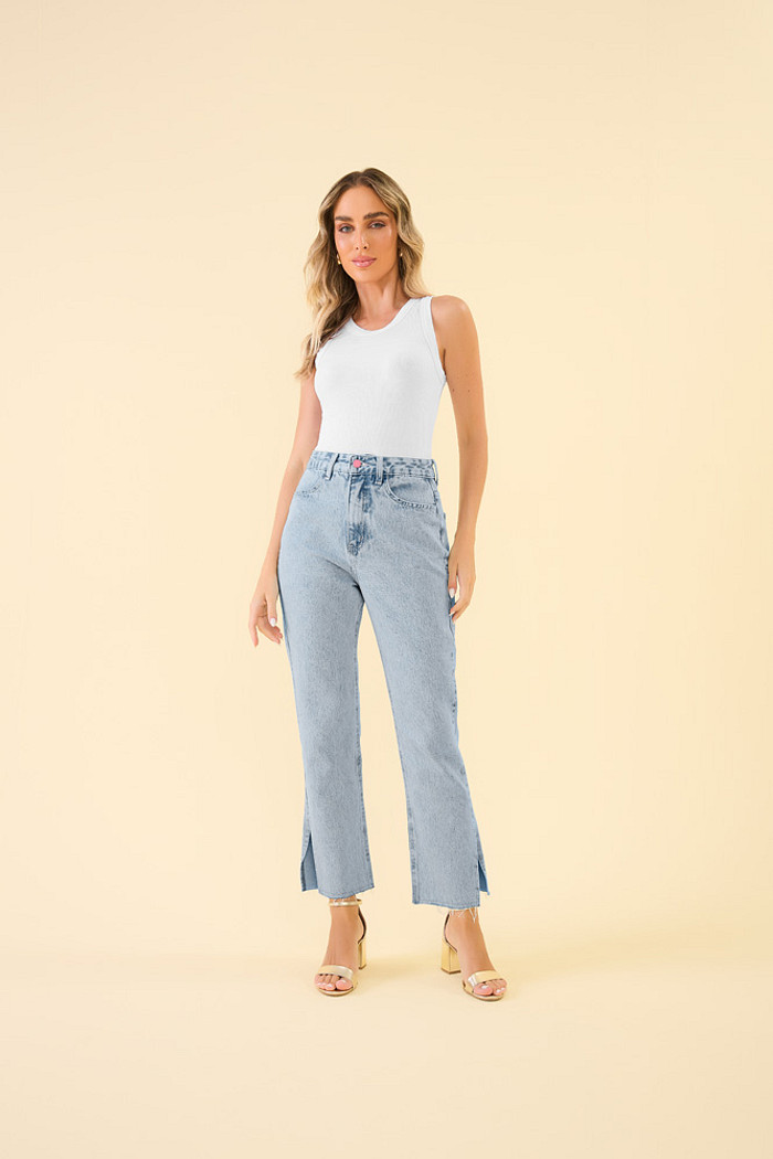 Calça reta com botão rosa em jeans