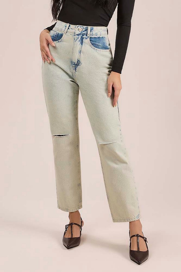 Calça mom em jeans recorte joelho