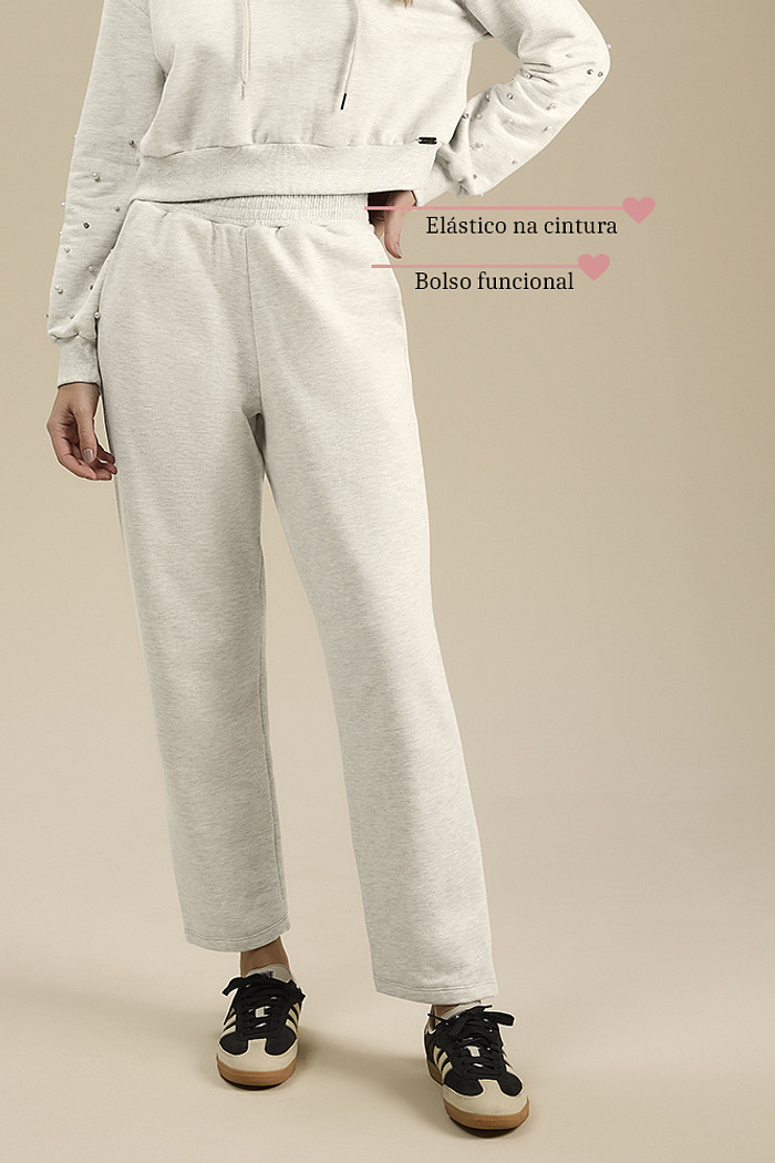 Calça em moletom com elástico e bolso