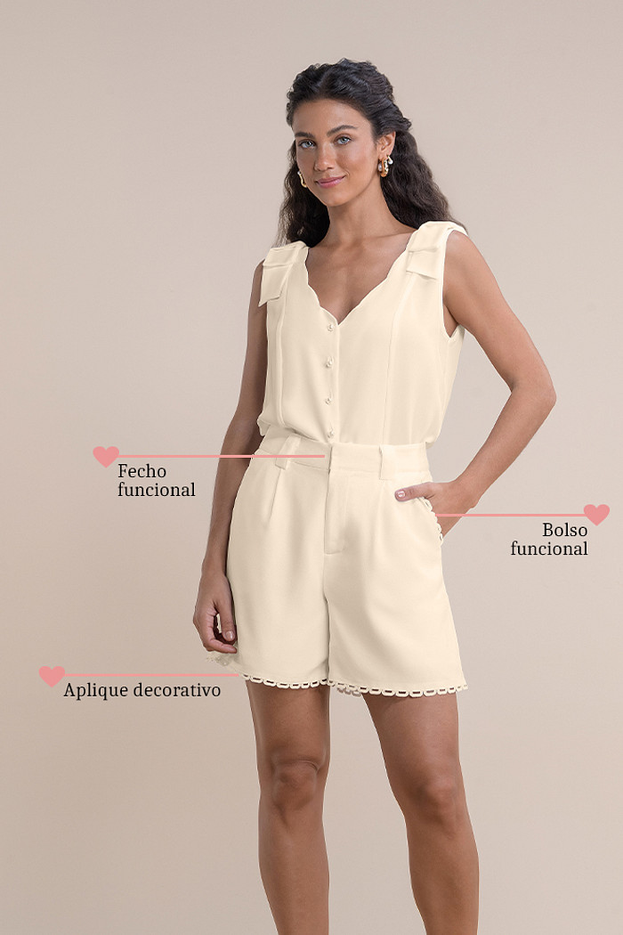 Shorts crepe com detalhe em renda