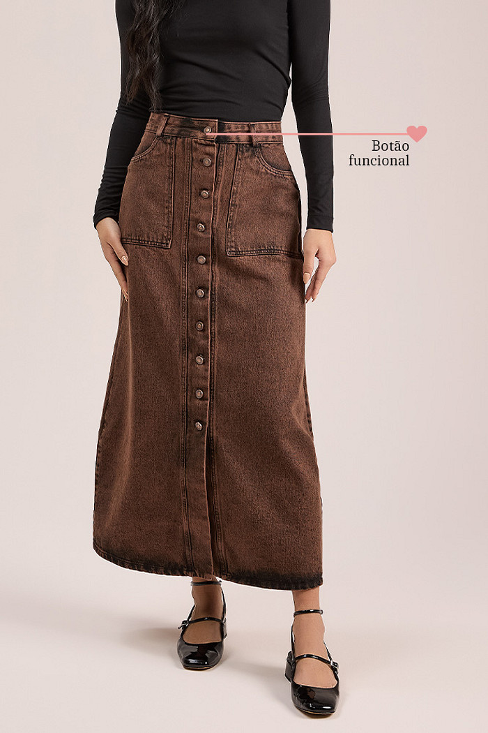 Saia midi em jeans com botões