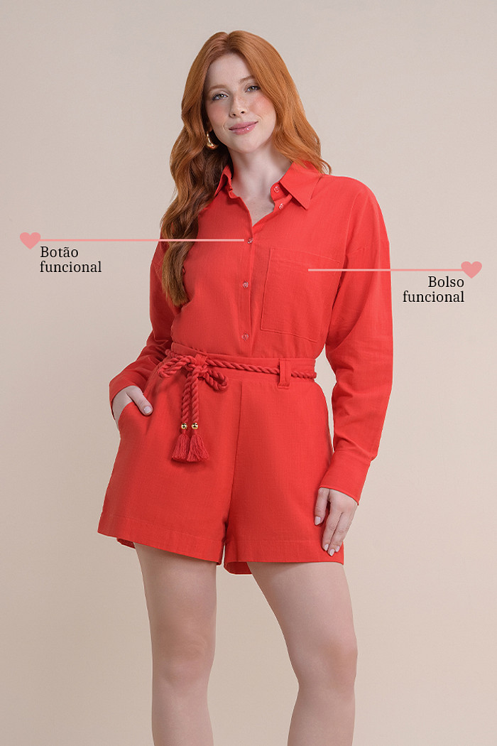 Camisa em cambraia com botão e bolso funcional