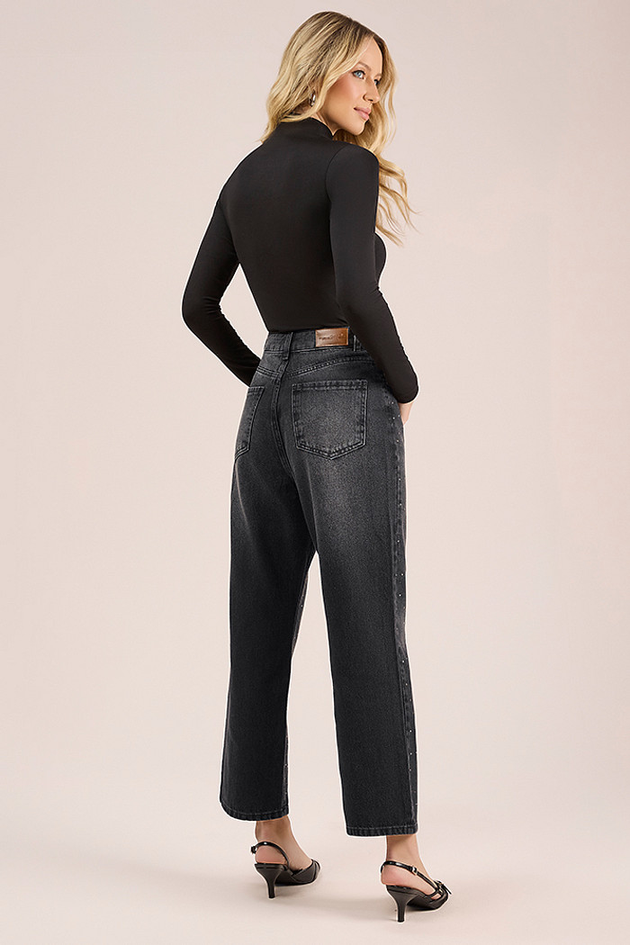 Calça reta em jeans com aplique de strass