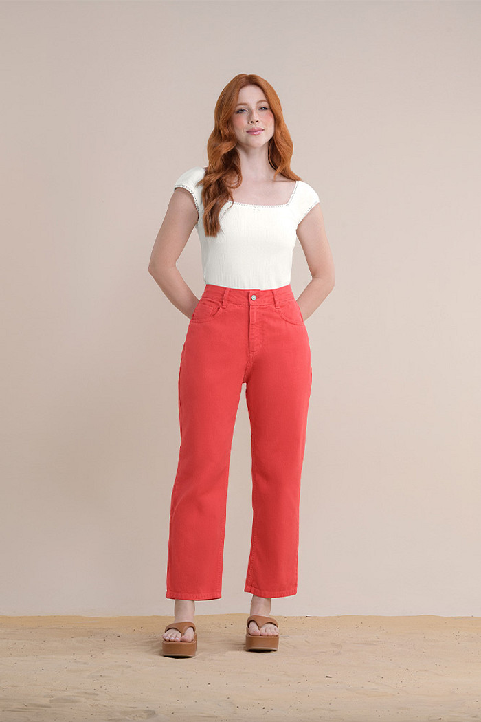 Calça mom em sarja com botão