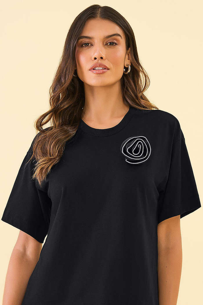 T-Shirt alongada com broche flor em meia malha