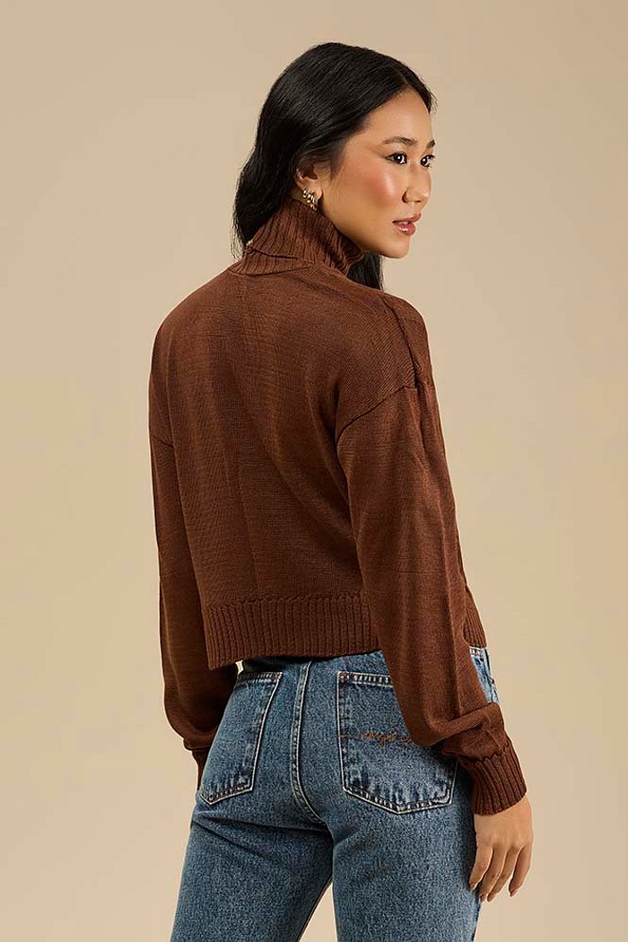 Casaco em tricot gola alta