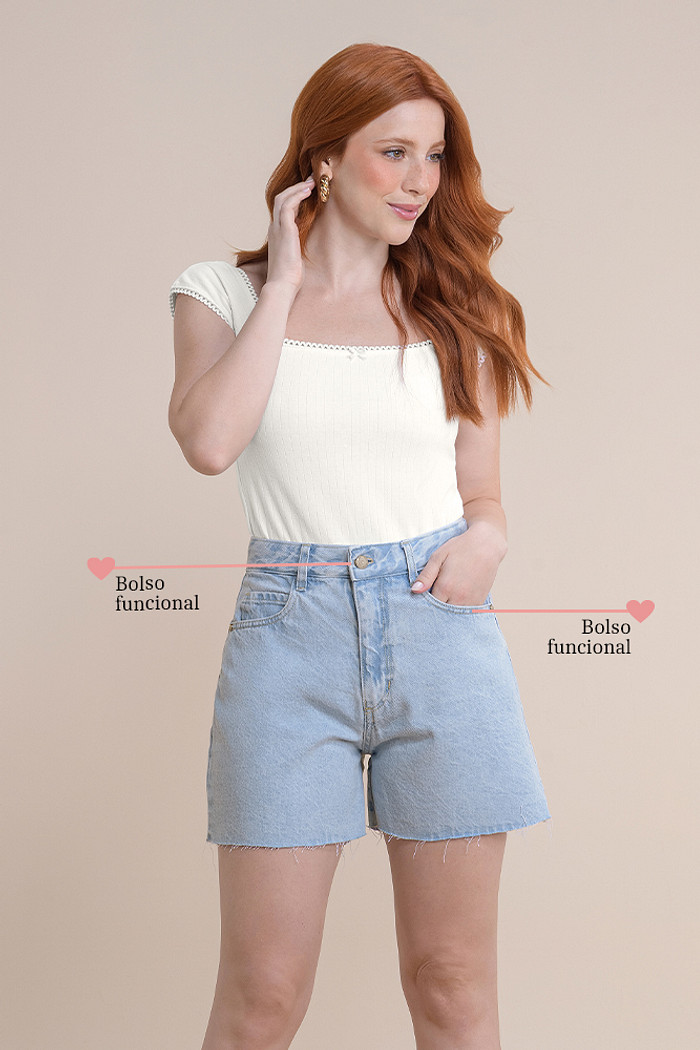 Shorts jeans mom com botão e bordado traseiro