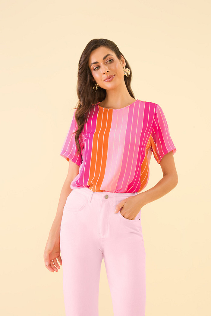 Blusa crepe com plaquinha de metal