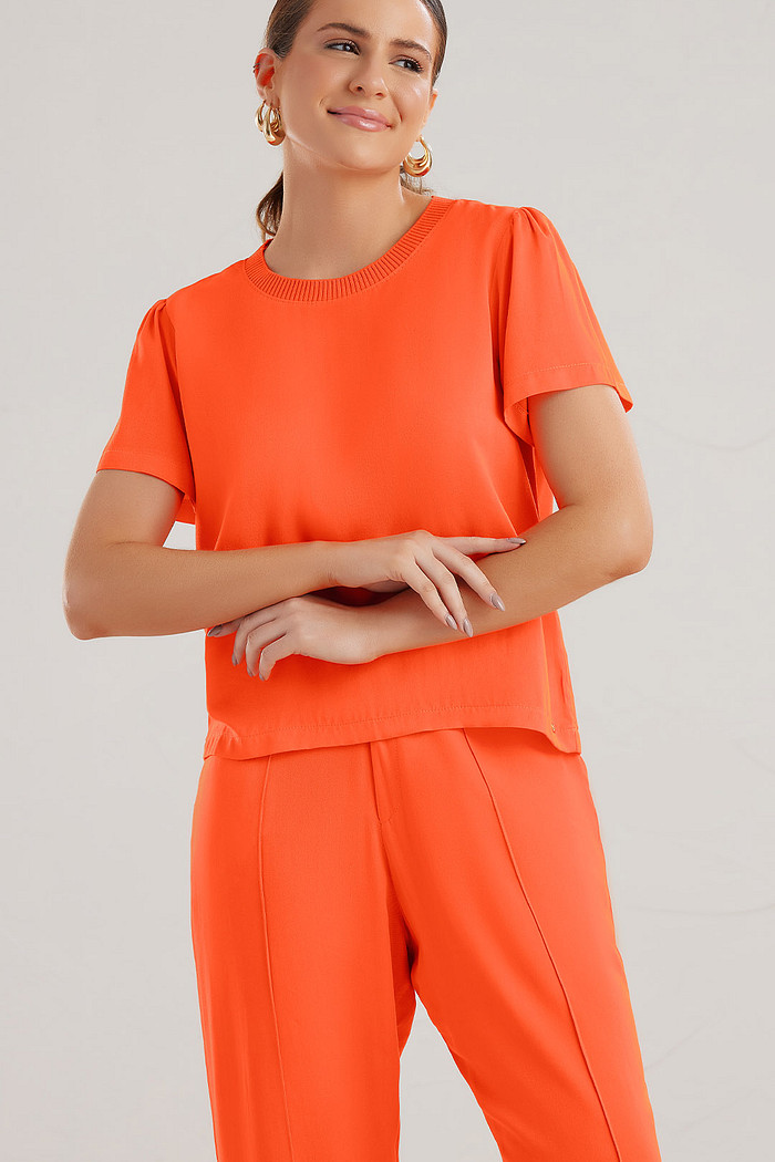 Blusa com gola de retilínea em viscose