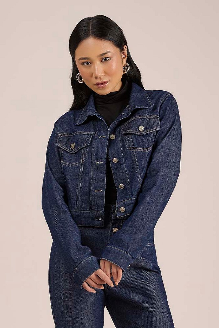 Jaqueta em jeans com lapela decorativa