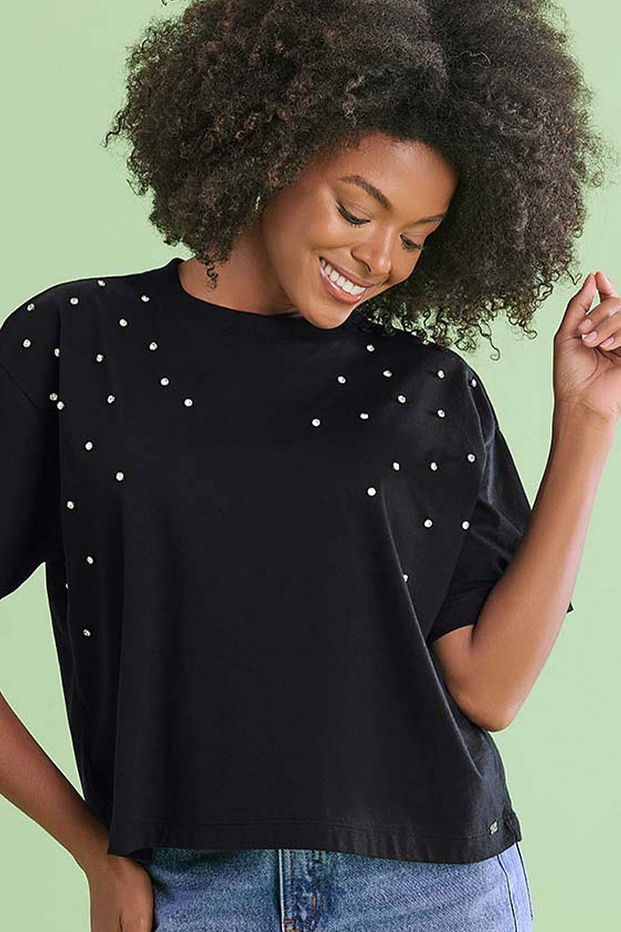 T-Shirt com pedrarias em strass em meia malha
