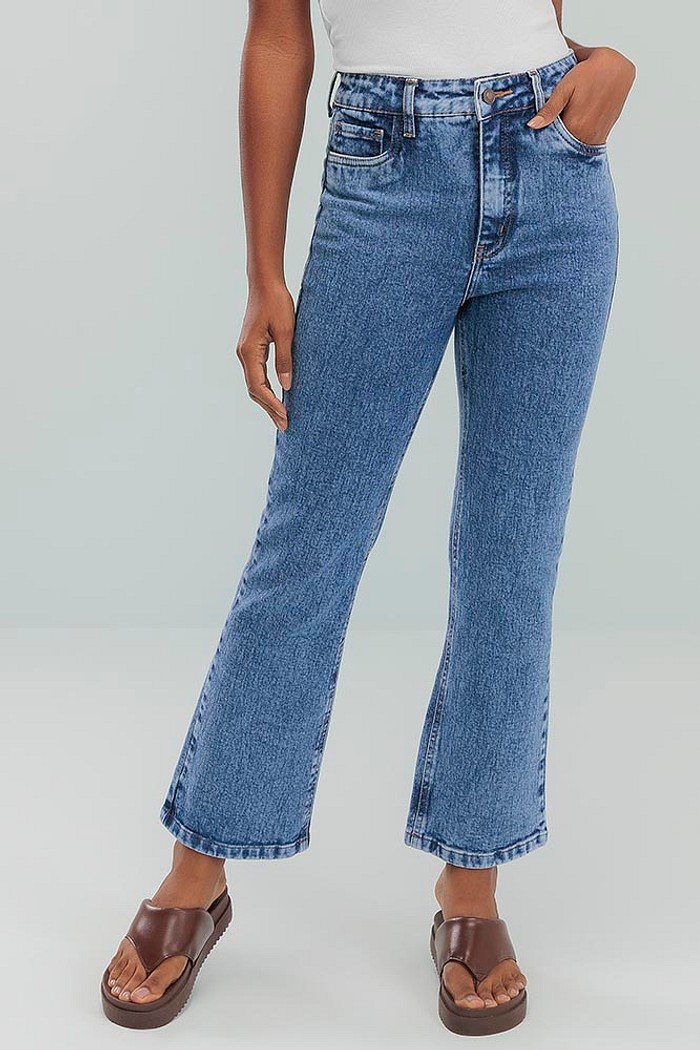 Calça cropped flare jeans com bolso