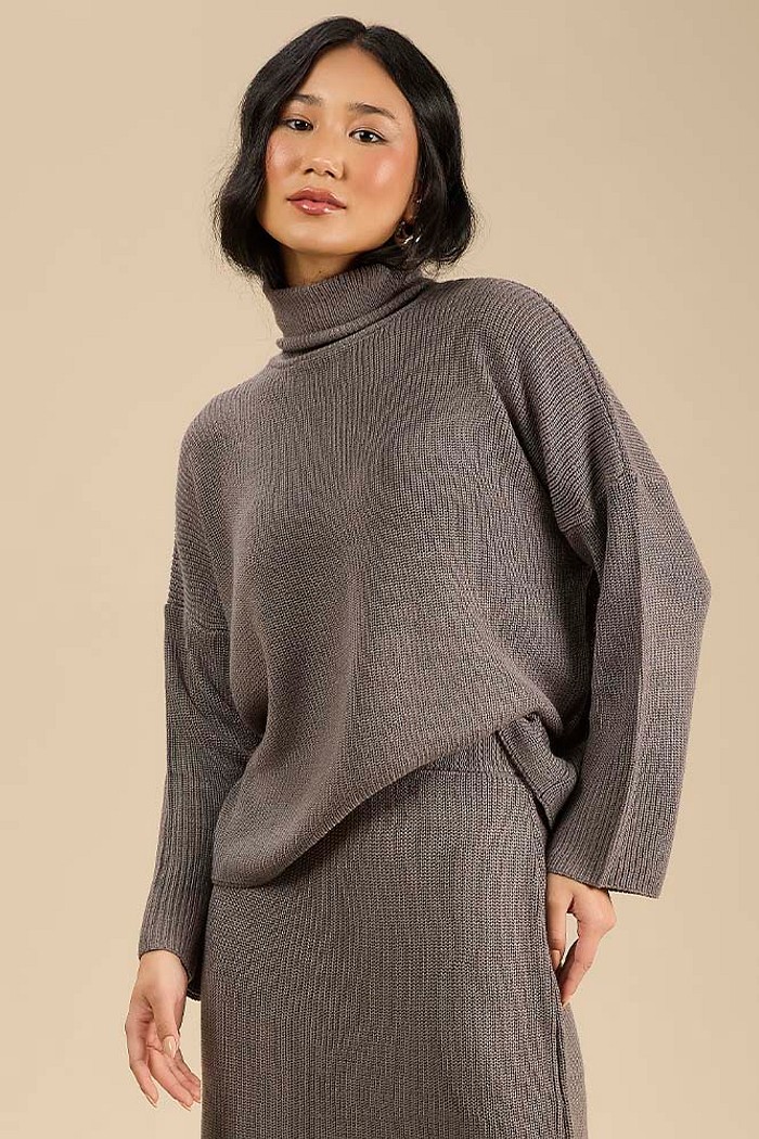 Blusa gola alta e manga longa em tricot