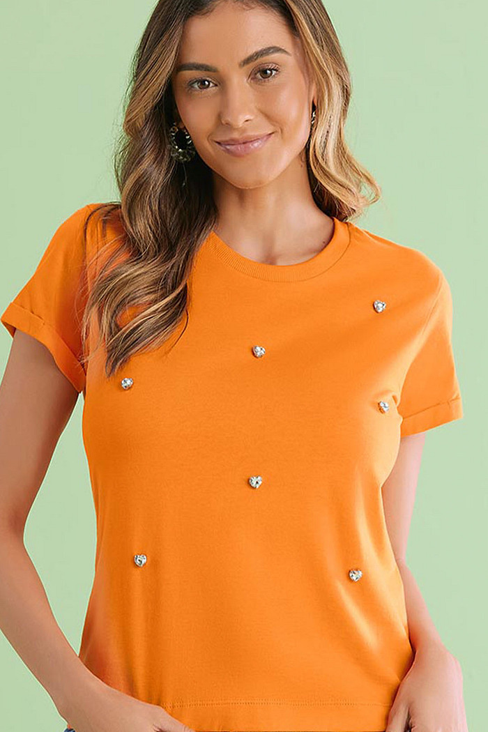 T-Shirt com pedraria coração em meia malha