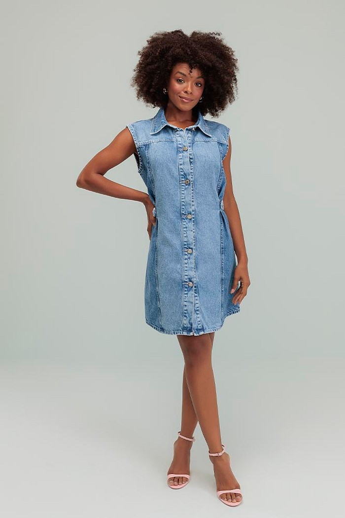 Vestido curto com botões e recortes em jeans