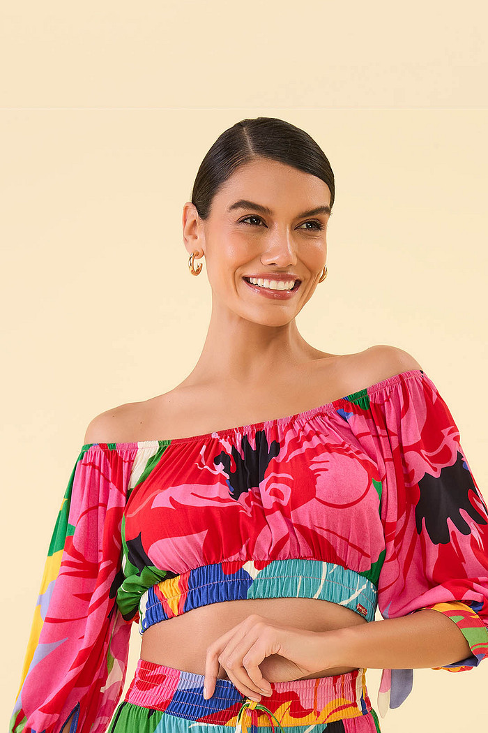 Blusa cropped com elástico em viscose estampada