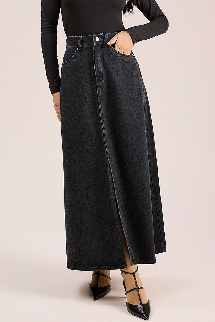 Saia midi em jeans com bolso e fenda frontal