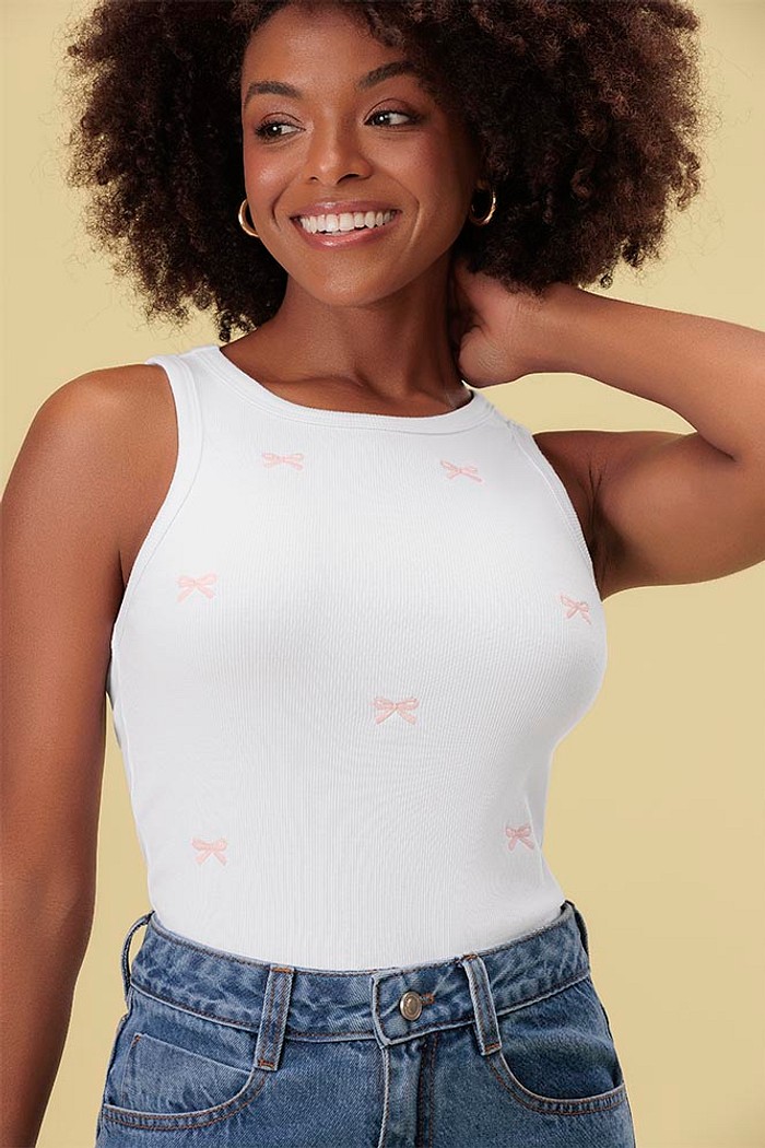 Blusa regata com bordado