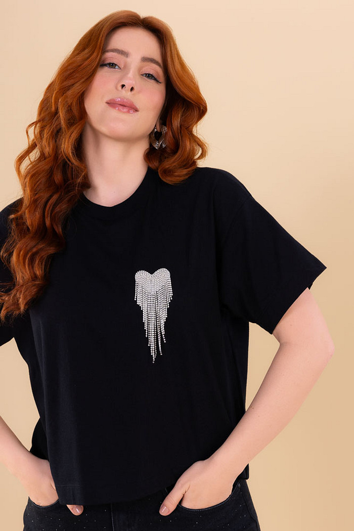 T-Shirt aplique strass coração em meia malha