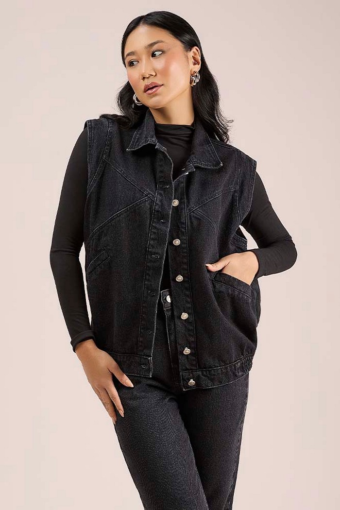Colete em jeans com bolso e botões