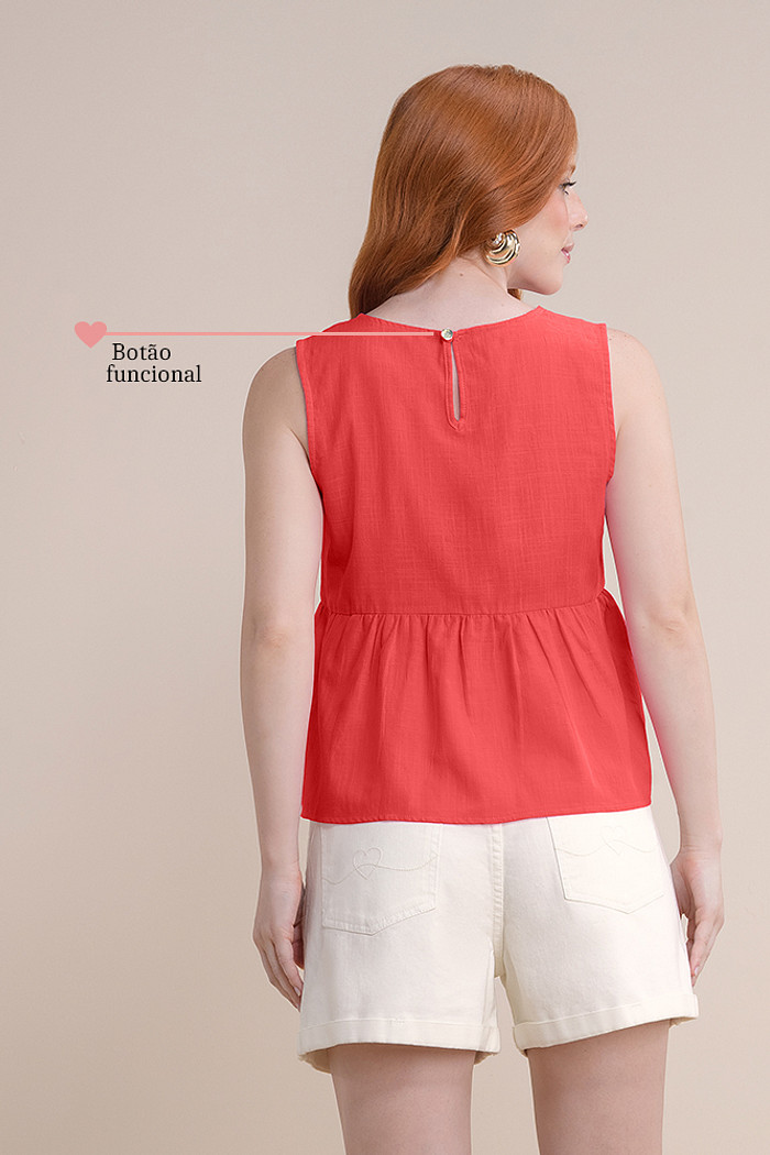 Blusa regata em cambraia com botão funcional