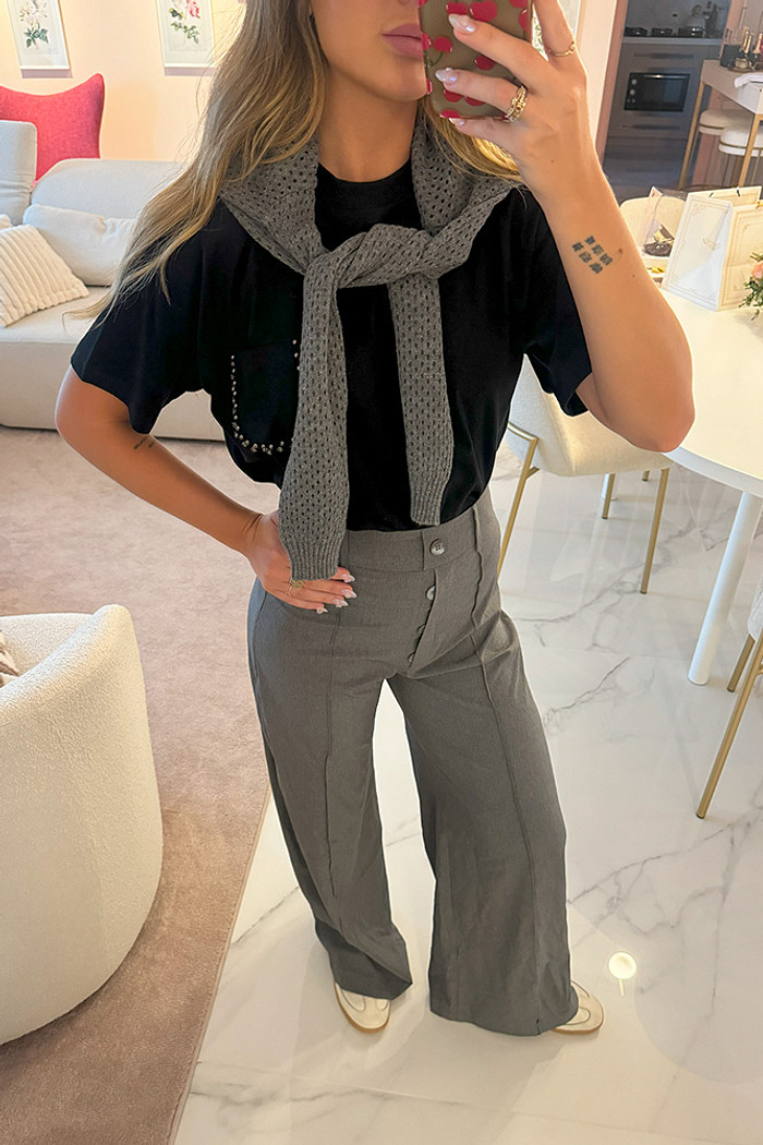 Calça wide leg botão decorativo e zíper invisível em alfaiataria mesclada