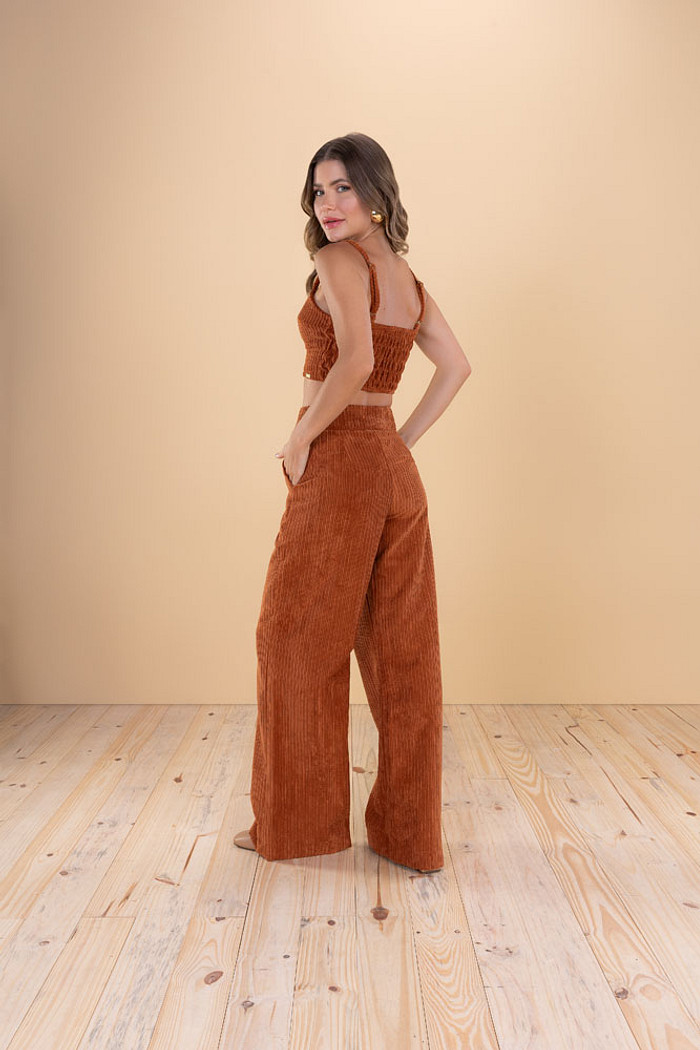 Calça wide leg em veludo cotelê