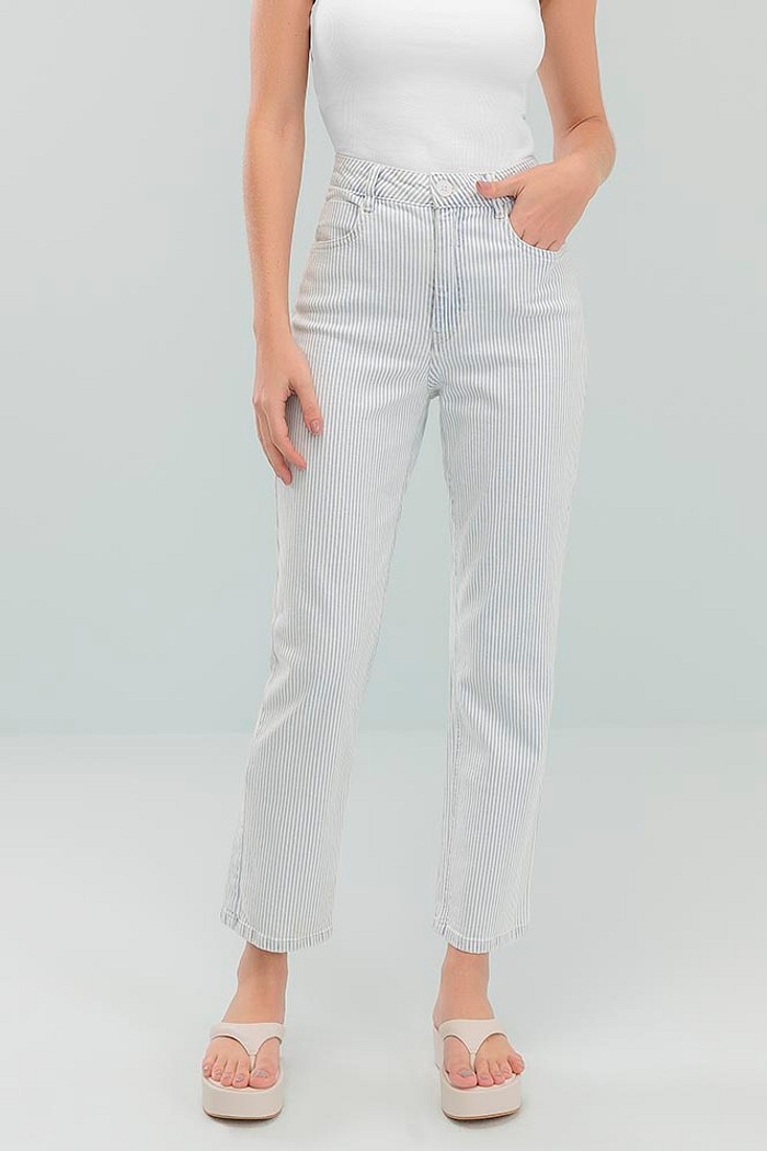 Calça mom denim em sarja listrada