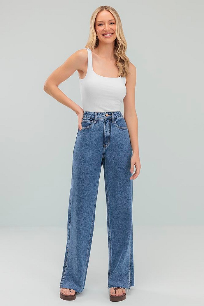 Calça wide leg com fenda lateral, bordado e bolso jeans