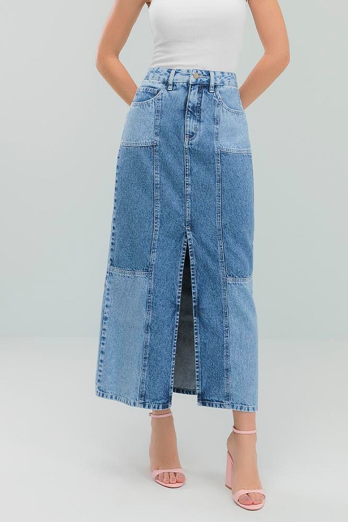 Saia midi em jeans com bolso e recortes