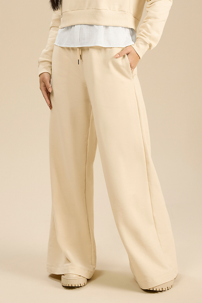 Calça em moletom com bolso, elástico e cadarço decorativo