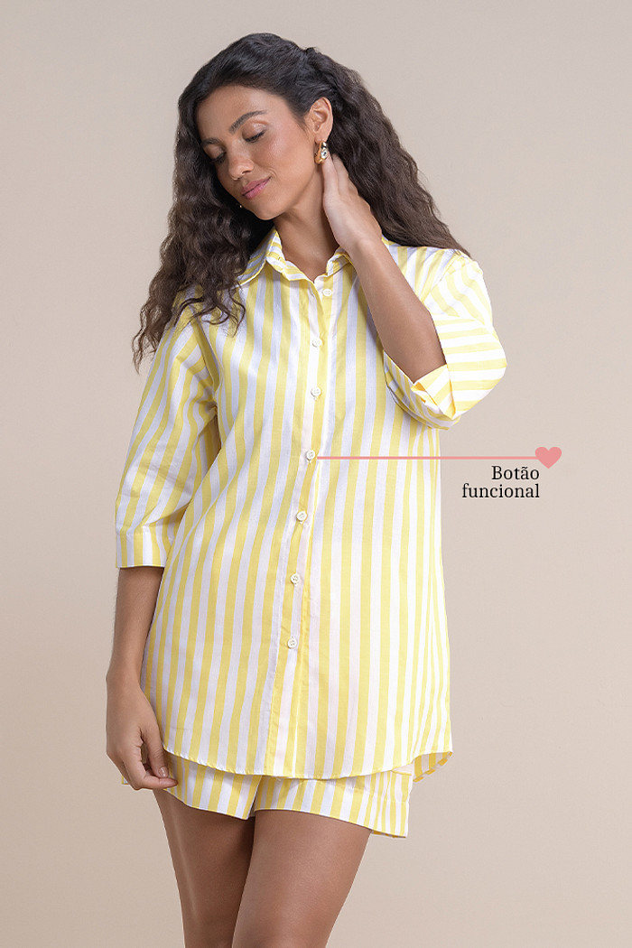 Camisa listrada com botões funcionais