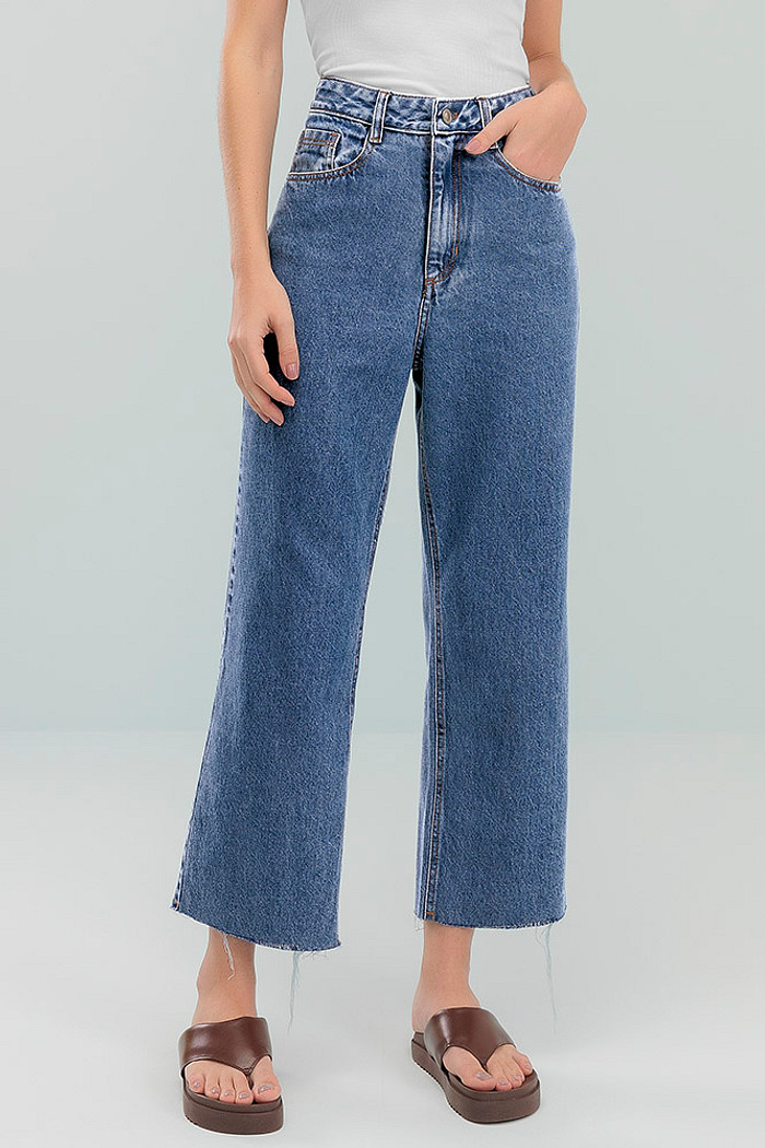 Calça reta jeans com bolso e barra destroyed