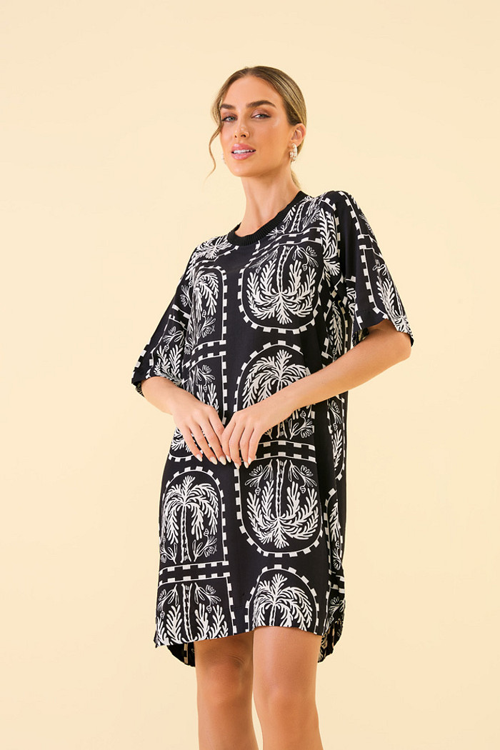 Vestido curto com gola em retilínea em viscose