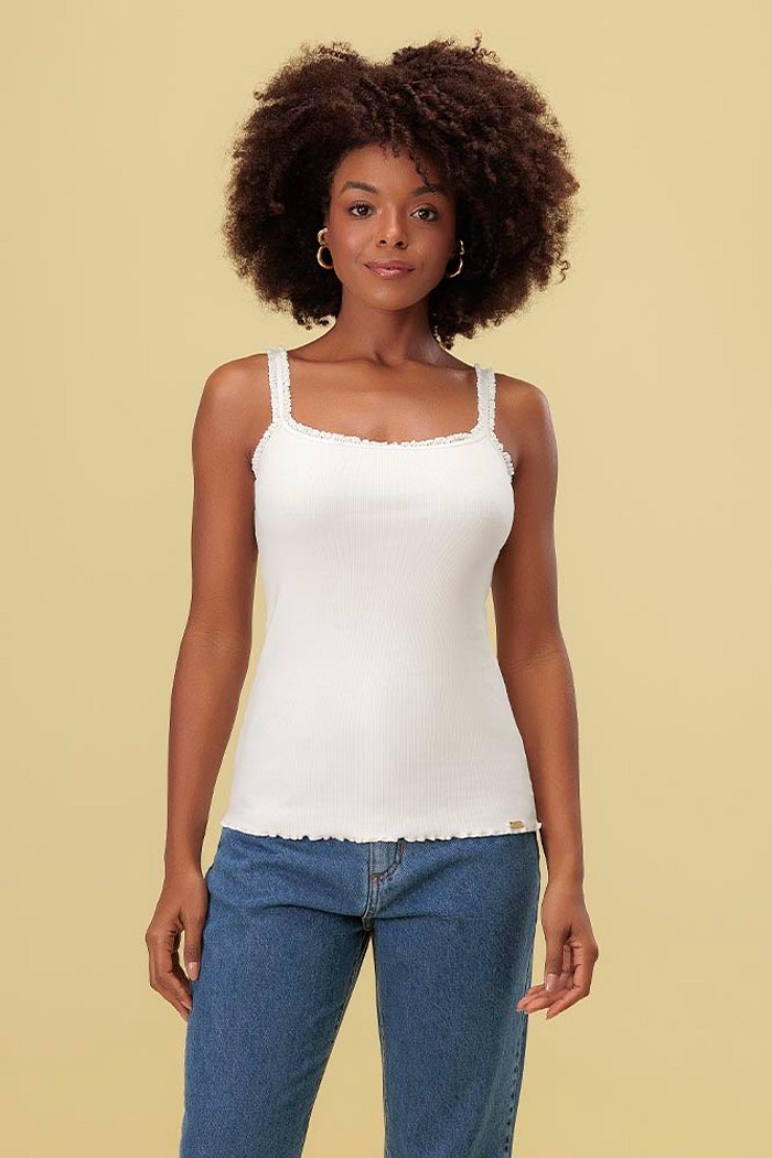 Blusa regata com detalhe de renda
