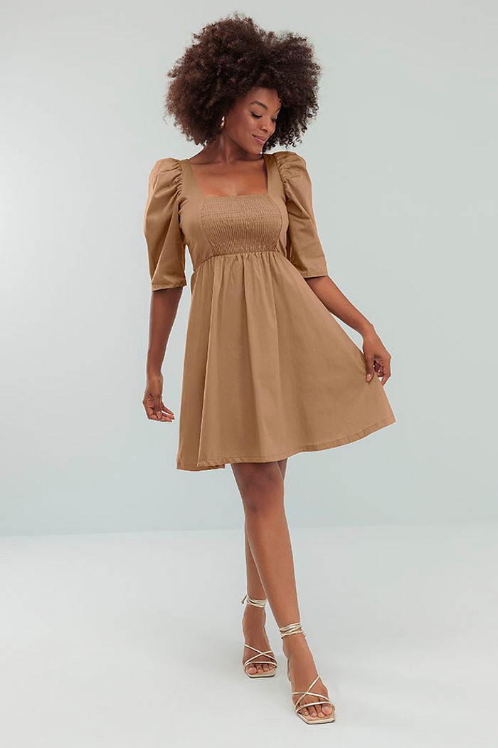 Vestido curto costas com amarração e lastex em tricoline