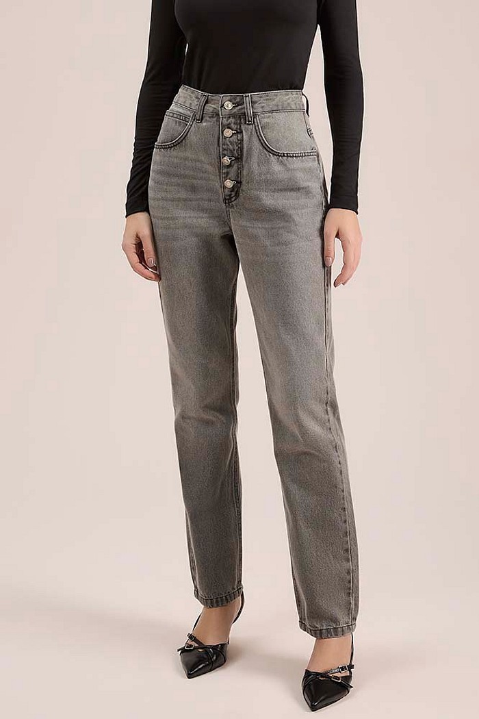 Calça mom em jeans botões